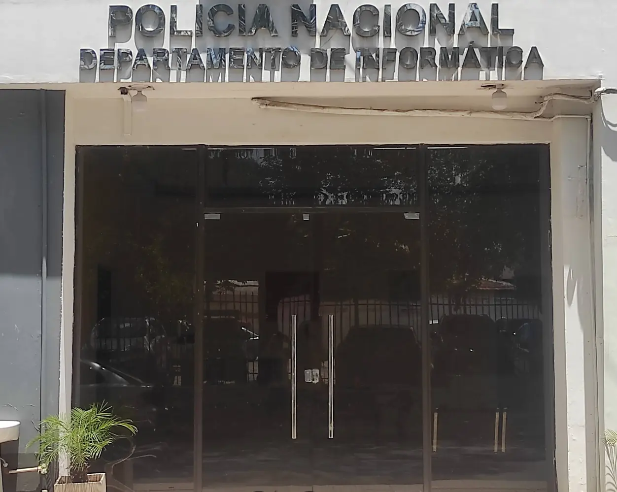 Entrance to the Departamento de Informática of the Policía Nacional on Avda. Mcal. López